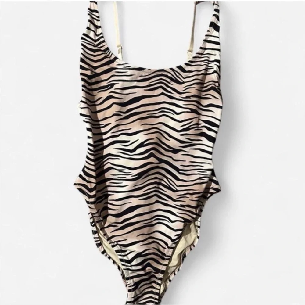 SKIMS *NWT SIGNATURE SWIM SCOOP NECK ONEPIECE |CHAMPAGNE TIGER PRINT | Sz: S